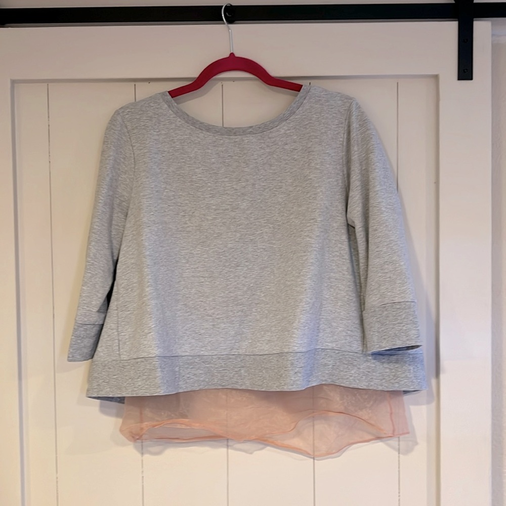 Chelsea 28, quarter sleeve, gray sweatshirt,